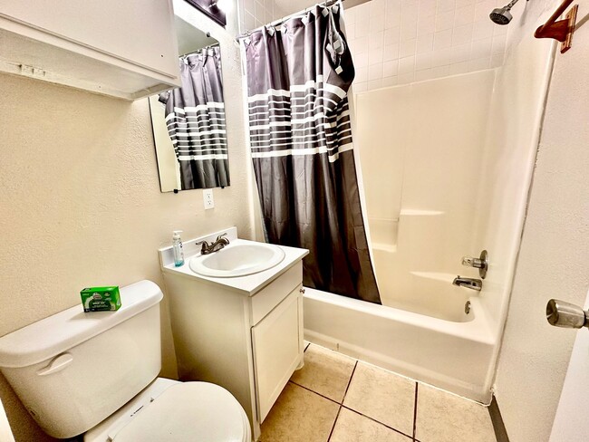 Building Photo - Cute 2-Bed Home with Hardwood Floors and G...