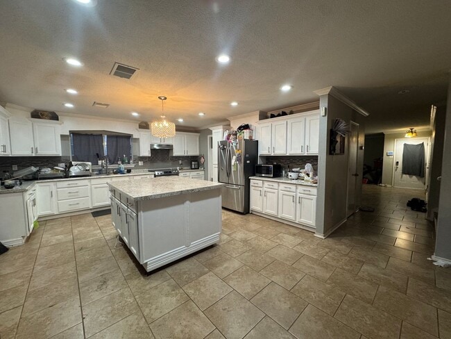 Building Photo - 4 Bedroom 2 1/2 Bath Plus Office Near 151 ...