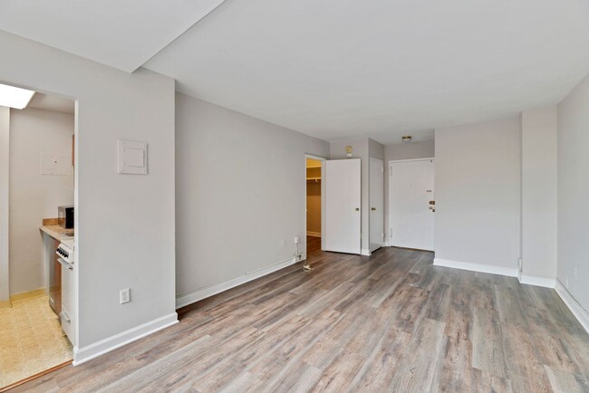 Building Photo - Spacious & Bright Studio at River Place East