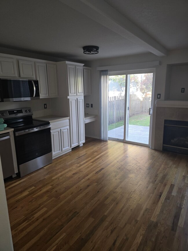 Building Photo - 222 W Hereford St