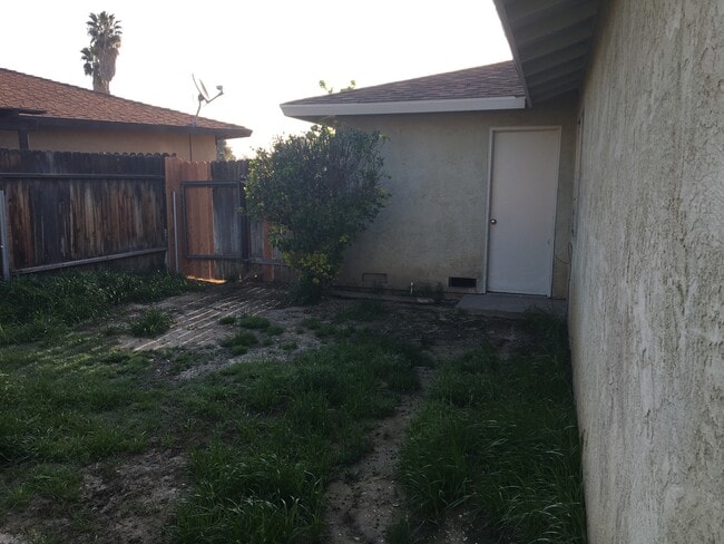 Building Photo - House