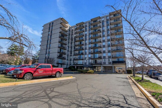 Building Photo - 3245 Rio Dr