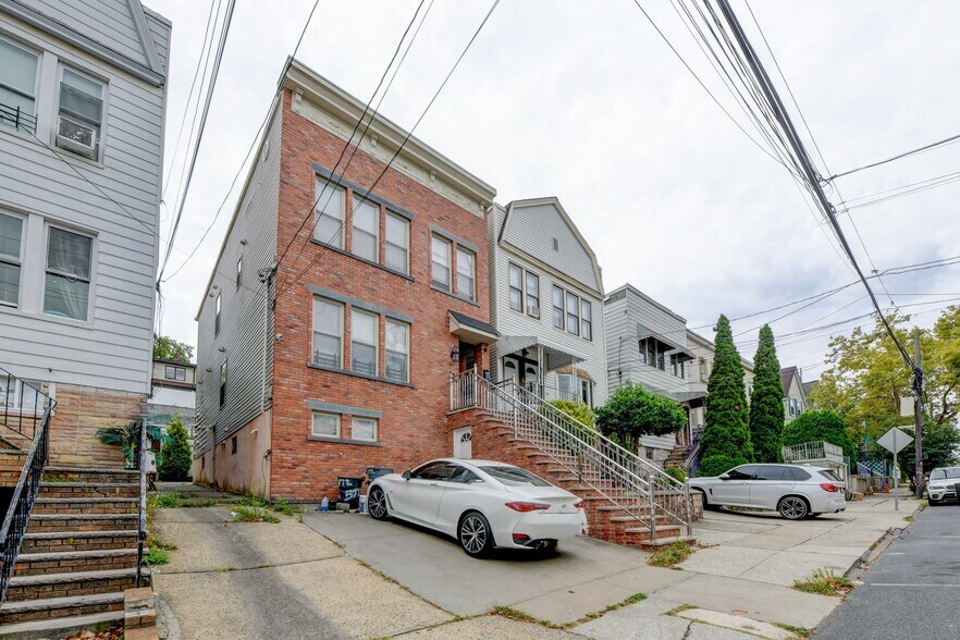 Primary Photo - 572 Liberty Ave
