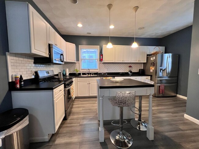 Building Photo - 585 Haverhill St