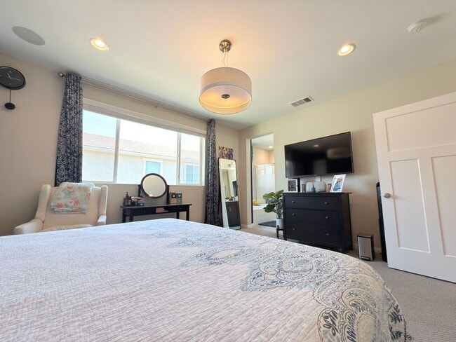 Building Photo - Beautiful 3 Bedroom in Private Community