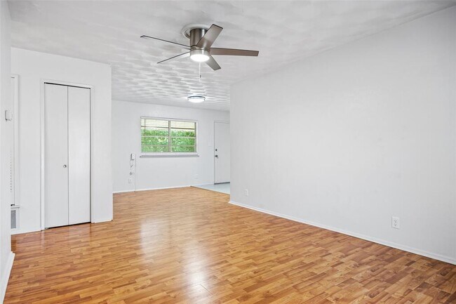 Building Photo - 8410 Briarwood Ln