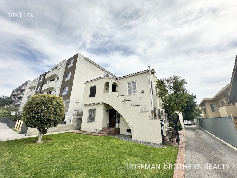 Building Photo - 5044 Rosewood Ave