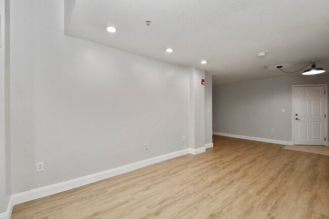 Building Photo - 200 Market St