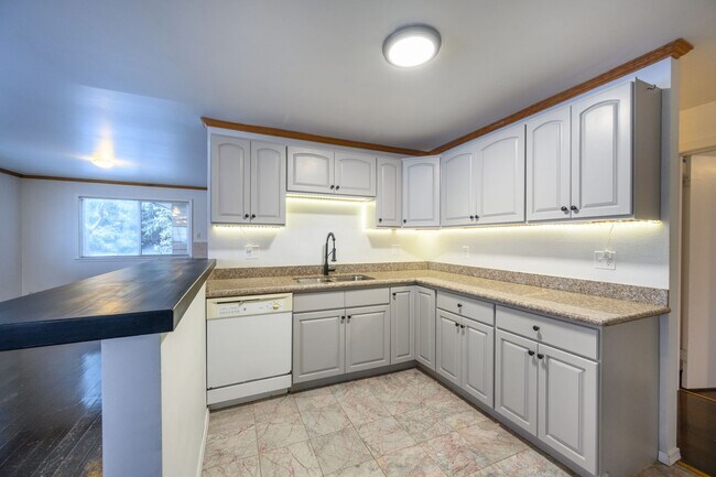 Building Photo - Spacious 4-Bedroom Contemporary Home with 1-Bedroom ADU