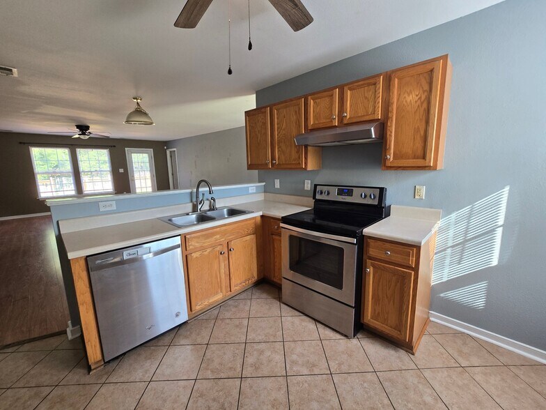 Building Photo - 15200 Fern Hollow Ct