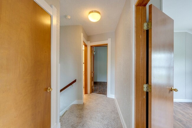 Building Photo - Spacious 3 Bedroom 1 Bath House Located in...