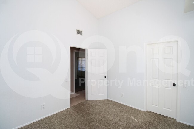 Building Photo - 10879 E Kalil Dr