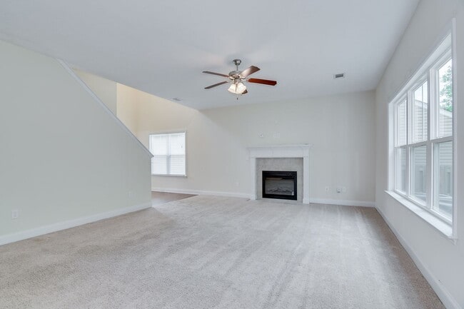 Building Photo - Canterbury Farms 3 Bed 2.5 Bath!