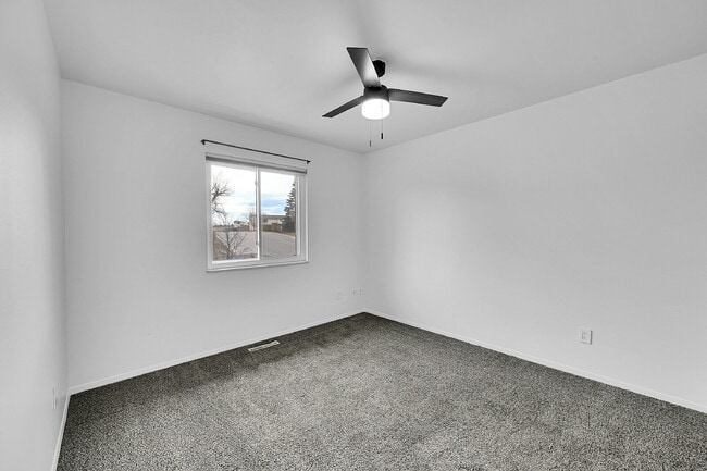 Building Photo - $2,195 - 3 Bed, 2 Bath Home in Loveland with Central AC and Fenced in Yard!