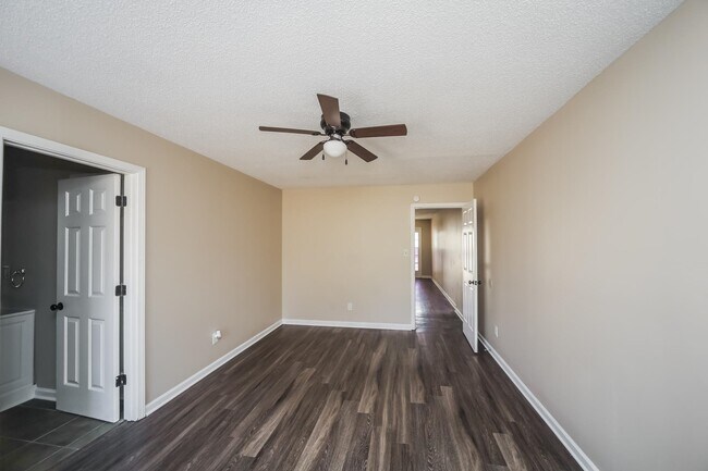 Building Photo - 4663 Royal View Dr