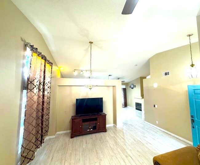 Building Photo - Beautiful Single Story House - OVERSIZED l...