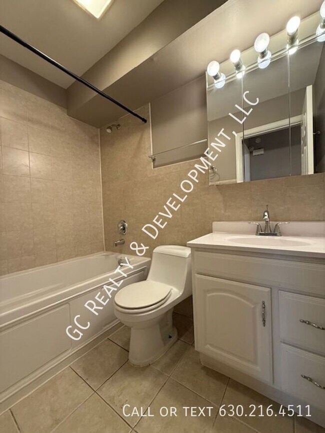 Building Photo - 834 College Blvd