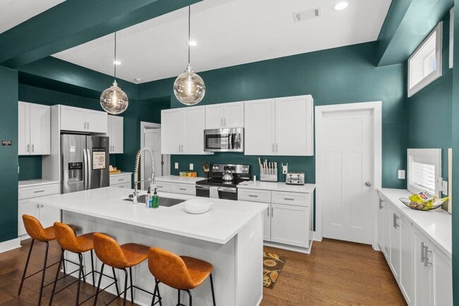 Building Photo - 4 BEDROOM, 5 BATH, 2-CAR GARAGE-