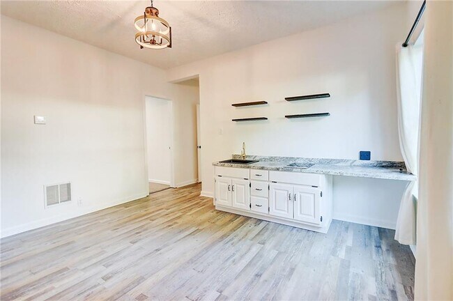 Building Photo - 3347 Camens Way NE