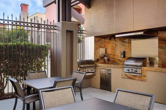 Building Photo - UPTOWN DISTRICT Ground Floor End Unit-2 Bedroom / 2 Bathroom-AVAILABLE NOW!