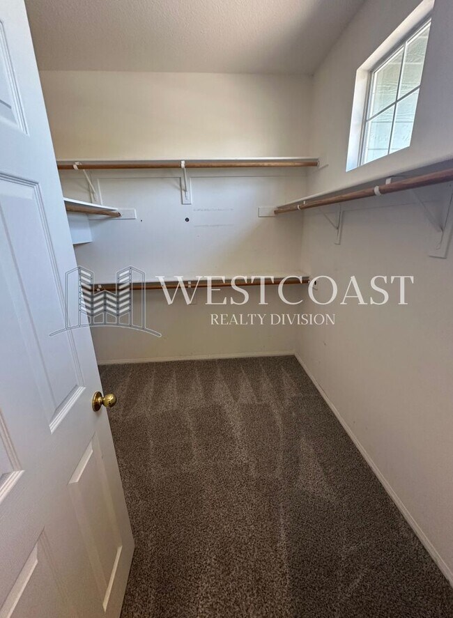 Building Photo - Bright & Spacious 4-Bed Townhome in Prime ...