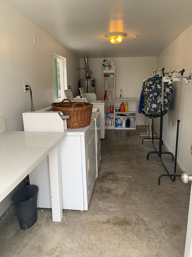 Building Photo - 2 Weeks FREE RENT! 1+1 Craftsman Cottage a...