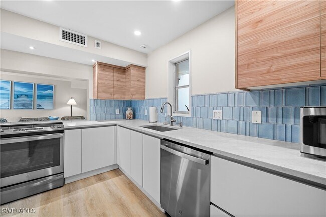 Building Photo - 208 Bobolink Way