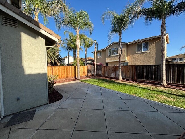 Building Photo - Reduced Price! Spacious 5 Bed, 3 Bath home...