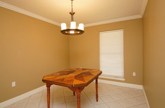 Building Photo - 574 L'Ombre Cir NE