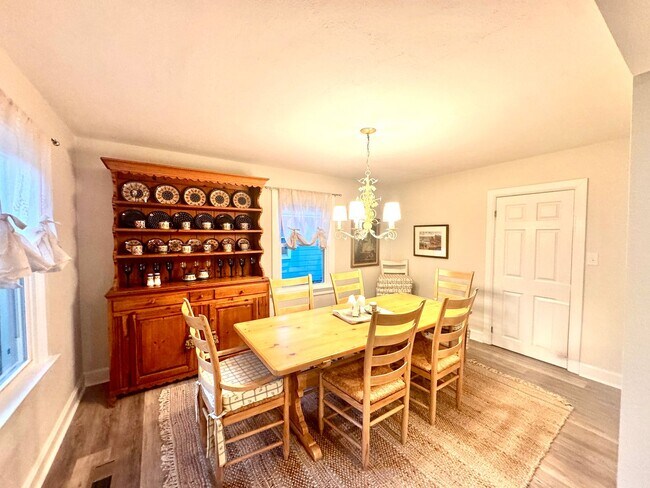 Building Photo - Beautiful 4 bed/3 bath home on large corne...