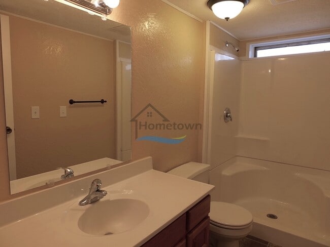 Building Photo - Beautiful & Clean 2 Bed 1 Bath Manufacture...