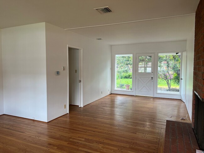 Building Photo - 1542 Alameda St