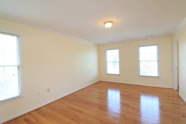 Building Photo - 5 BD + 3.5 Bath Bright & Beautiful Colonia...
