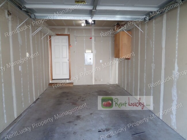 Building Photo - Fabulous 2-Bedroom Duplex w/Attached Garag...
