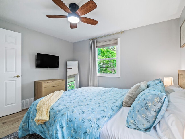 Building Photo - 5012 Hollyview Dr