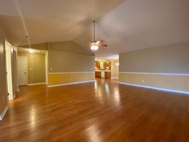 Building Photo - Move In Ready!!