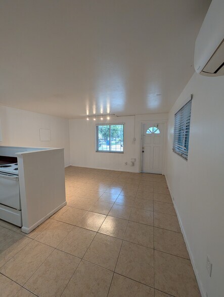 Building Photo - 1705 E Kirby St