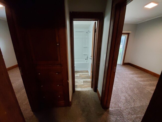 Building Photo - Large 3 Bedroom Home near Iowa State Fairgrounds!