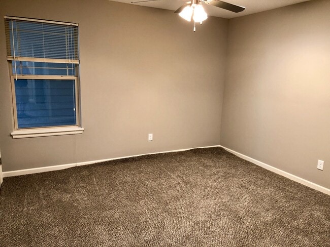 Building Photo - Newer 2 Bed 2 Car Single Level Attached Vi...