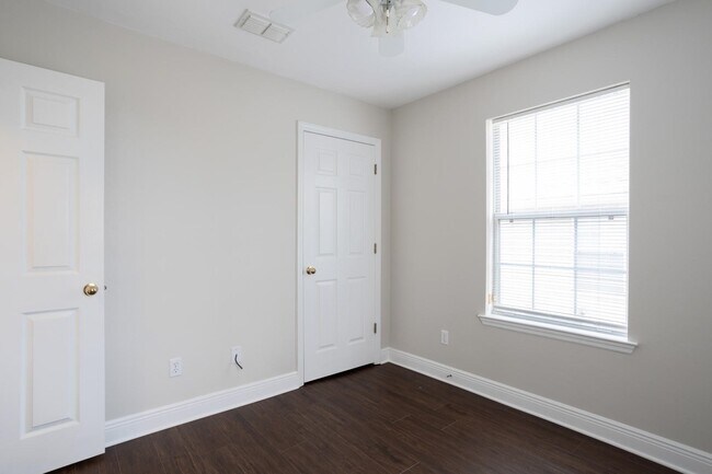 Building Photo - 3569 Chatelaine Dr