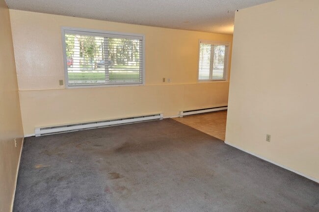 Building Photo - Downstairs unit 2 bed 1 bath