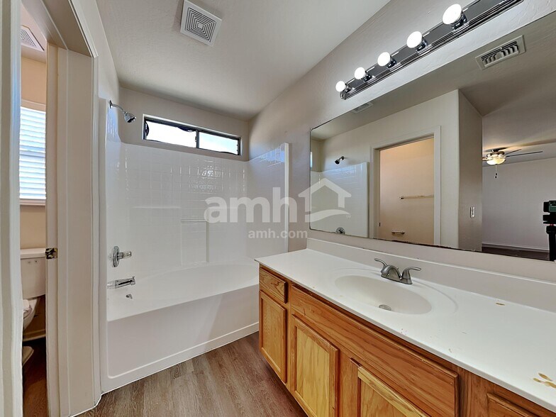 Building Photo - 11210 W Rio Vista Ln