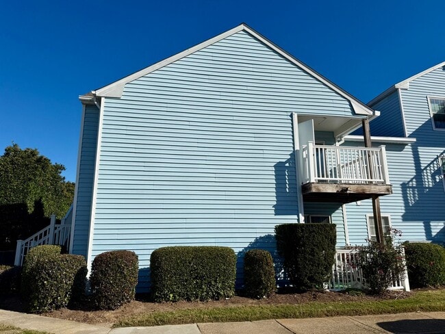 Building Photo - 2 bedroom 2nd Story Condo in Virginia Beach