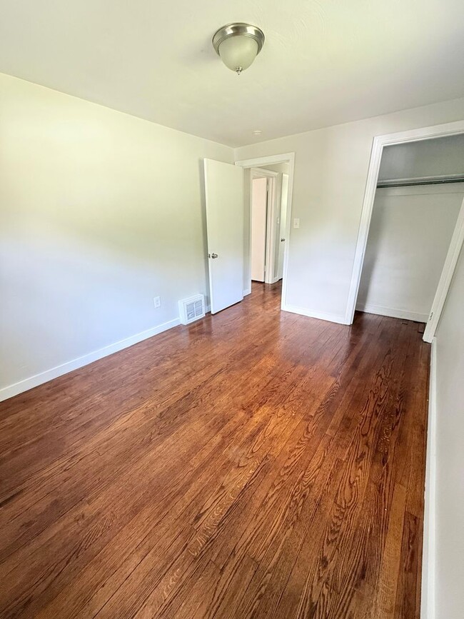 Building Photo - Beautiful Newly Renovated 2BD 1BA Home in ...