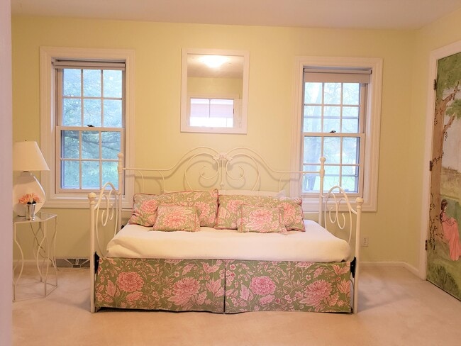 Building Photo - W280N1690 Golf View Dr