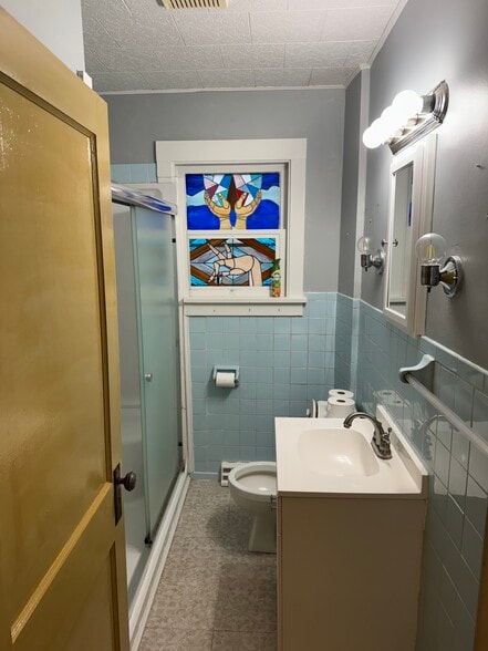 Building Photo - 2121 Cherry Ave