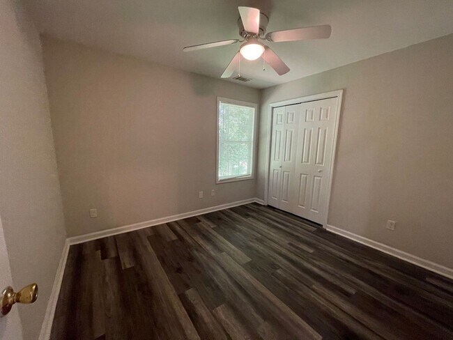 Building Photo - 1/2 OFF SECURITY DEPOSIT SPECIAL! Save $1,...
