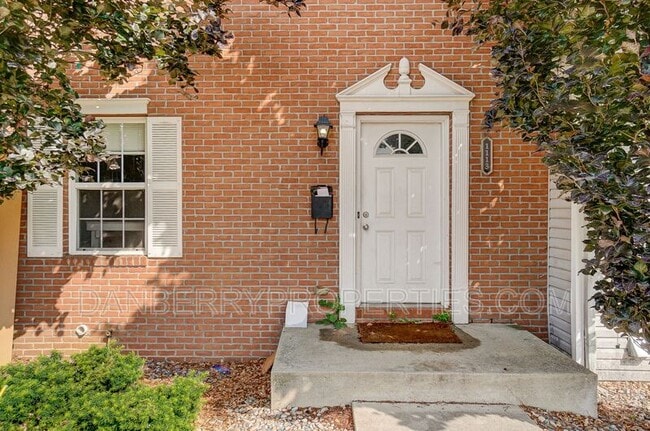 Building Photo - 1113 N Byrne Rd