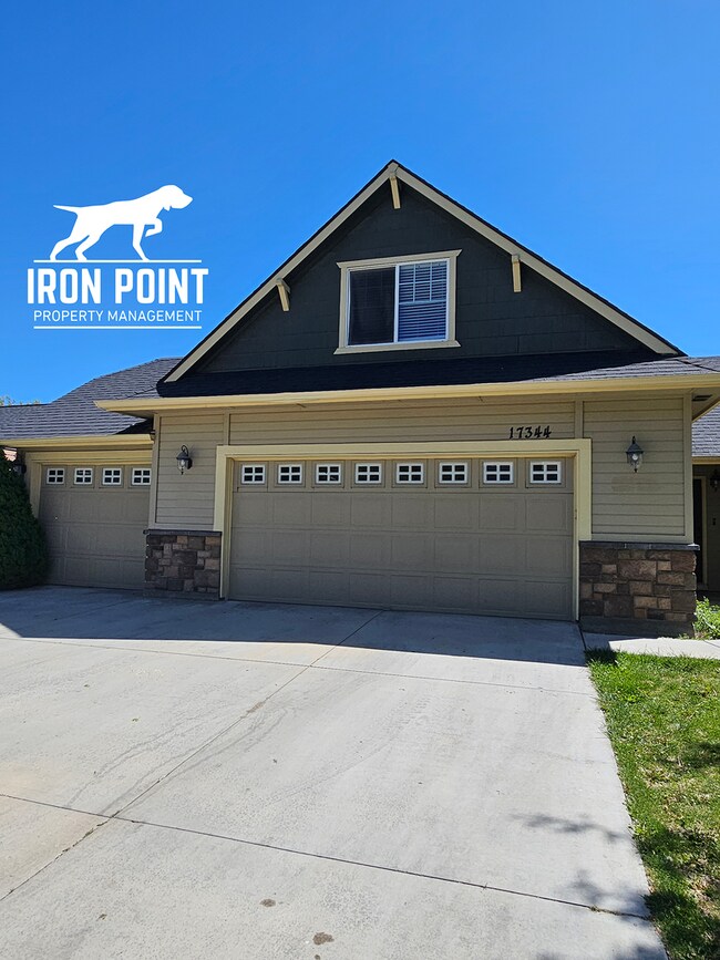 Building Photo - 3bed/2bath w/3 car garage, upstairs bonus room, vaulted ceilings, & fenced yard.