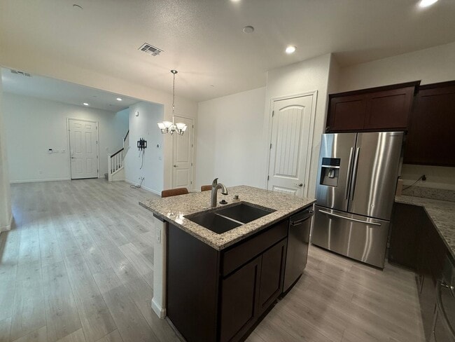 Building Photo - Spacious 3 bed 2.5 bath available in North...